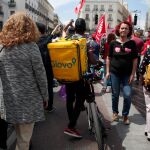 Un repartidor de Glovo!, en la última manifestación del Primero de Mayo en Madrid