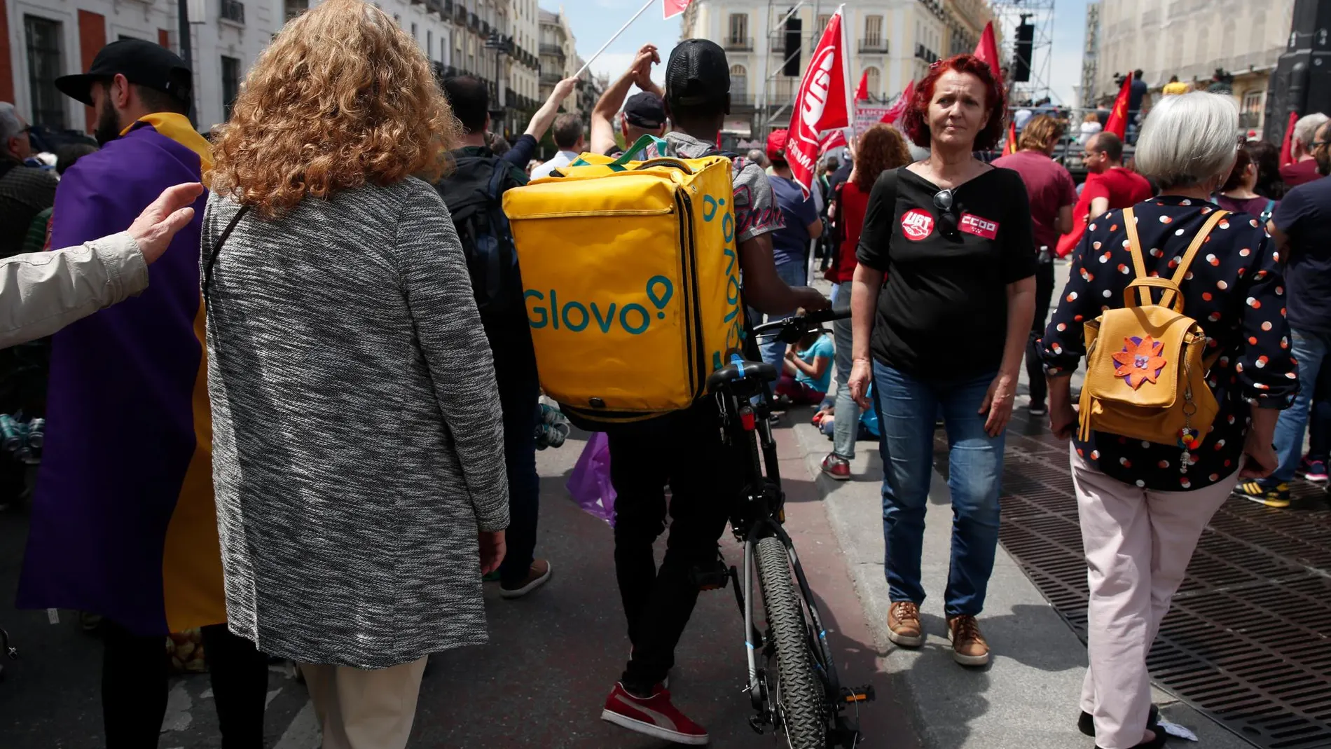 Un repartidor de Glovo!, en la última manifestación del Primero de Mayo en Madrid