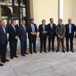 Los presidentes de las patronales Croem y CEV, José María Albarracín y Salvador Navarro, ayer junto al jefe del Ejecutivo murciano, Fernando López Miras, y los representantes sindicales de UGT y CC.OO