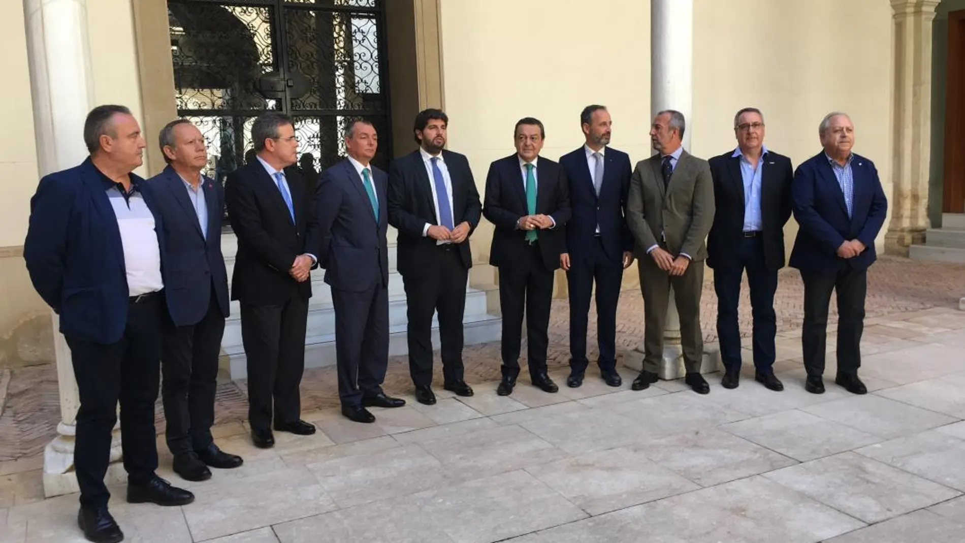 Los presidentes de las patronales Croem y CEV, José María Albarracín y Salvador Navarro, ayer junto al jefe del Ejecutivo murciano, Fernando López Miras, y los representantes sindicales de UGT y CC.OO