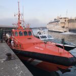 Imagen de la embarcación Gadir, custodiada por una zodiac de la Guardia Civil, en el puerto de Tarifa