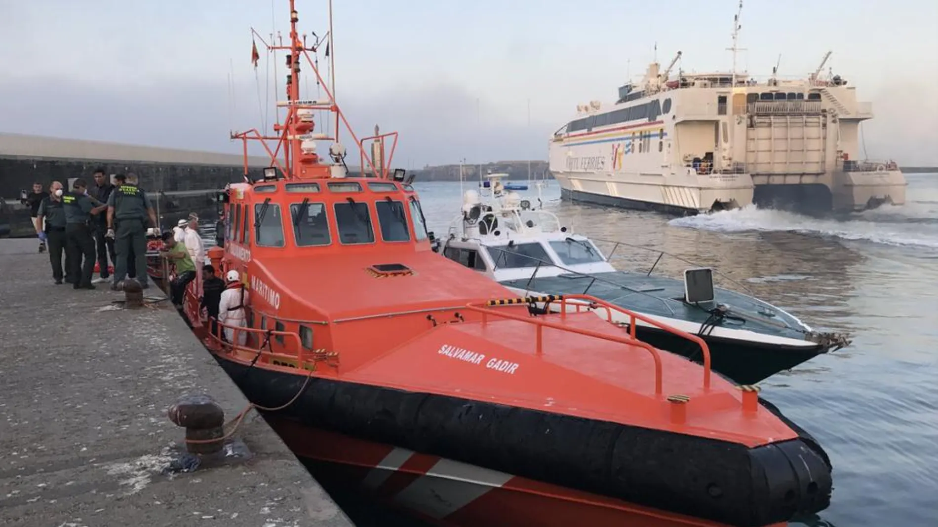 Imagen de la embarcación Gadir, custodiada por una zodiac de la Guardia Civil, en el puerto de Tarifa