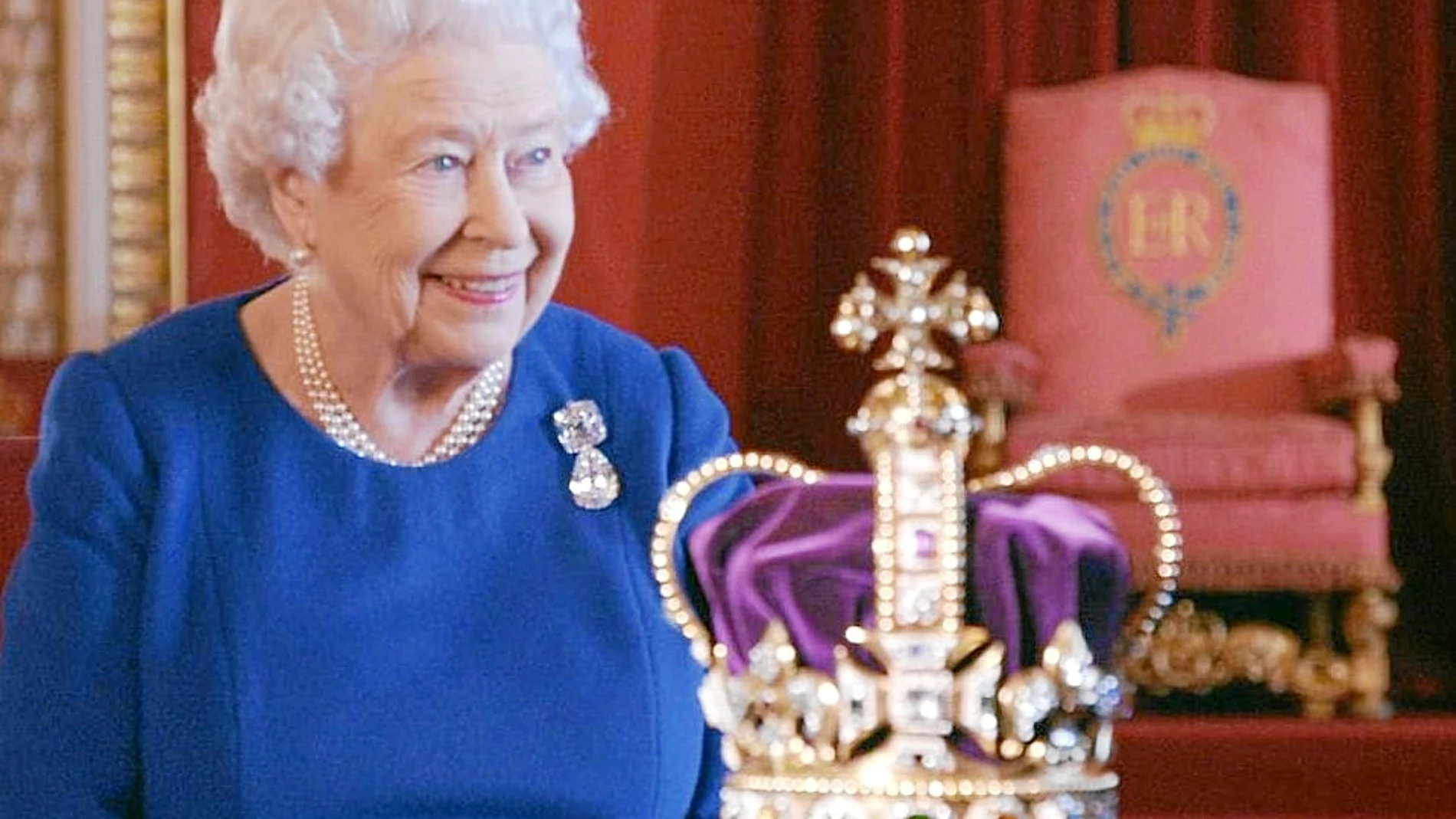 La reina posa con la pieza con la que fue coronada el 2 de junio de 1953