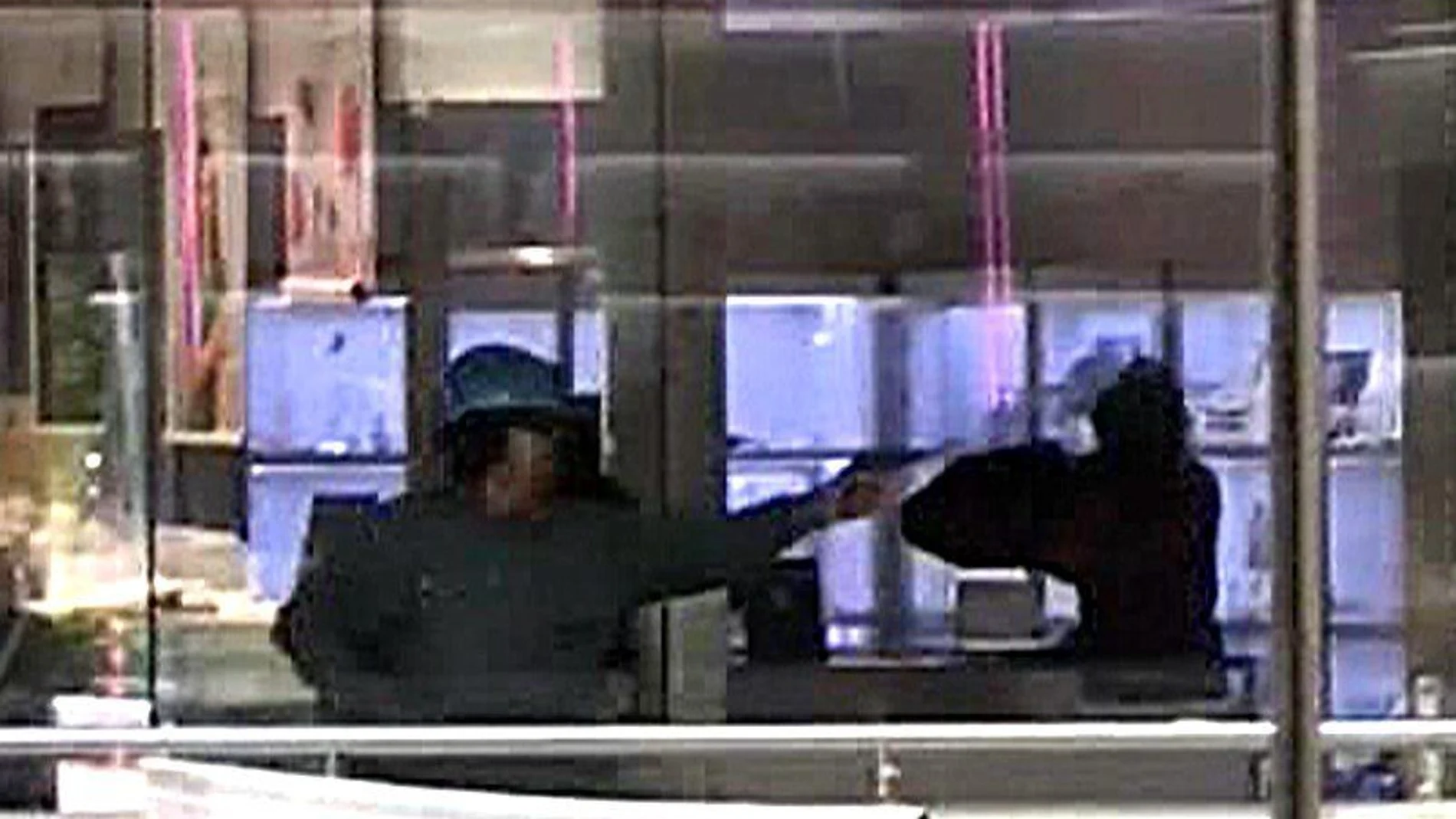 Cuatro ladrones armados con pistolas han asaltado hoy una joyería del centro comercial Ànec Blau de Castelldefels (Barcelona), y han disparado a un mosso / Efe