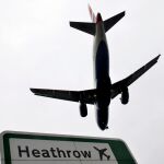 Un avión de la aerolínea British Airways aterriza en el aeropuerto de Heathrow en Londres