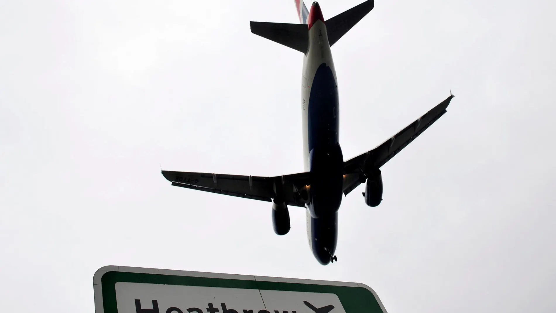 Un avión de la aerolínea British Airways aterriza en el aeropuerto de Heathrow en Londres