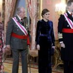 El Rey Felipe VI, junto a la Reina Letizia y los Reyes eméritos, Juan Carlos y Sofía, en una imagen de archivo / Efe
