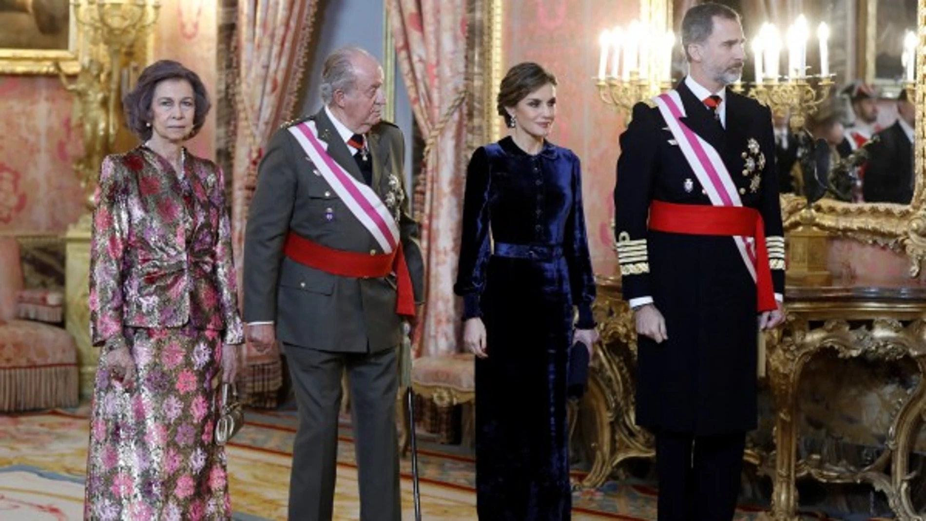 El Rey Felipe VI, junto a la Reina Letizia y los Reyes eméritos, Juan Carlos y Sofía, en una imagen de archivo / Efe