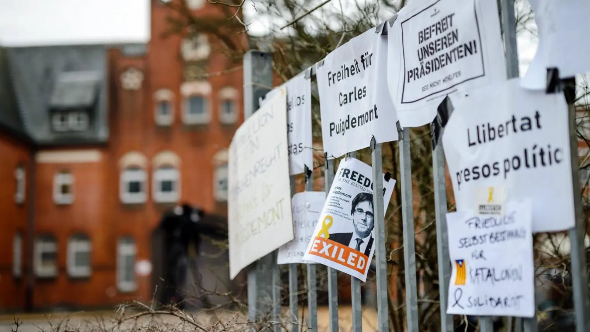 Varios carteles de apoyo colocados en una valla a las puertas de la prisión de Neumünster (Alemania)