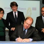 El presidente de la Junta firma el documento «#CohesionAlliance», en presencia de la vicepresidenta, el alcalde de Soria, y el presidente de la Diputación Provincial, Luis Rey