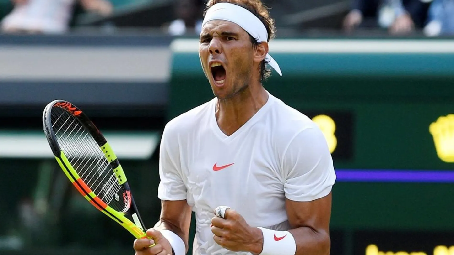 Rafael Nadal se enfrenta al argentino Juan Martín del Potro durante su partido de cuartos de final del torneo de tenis de Wimbledon. Efe