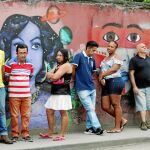 Un grupo de votantes hace cola pacientemente en un colegio electoral de Río de Janeiro, ayer