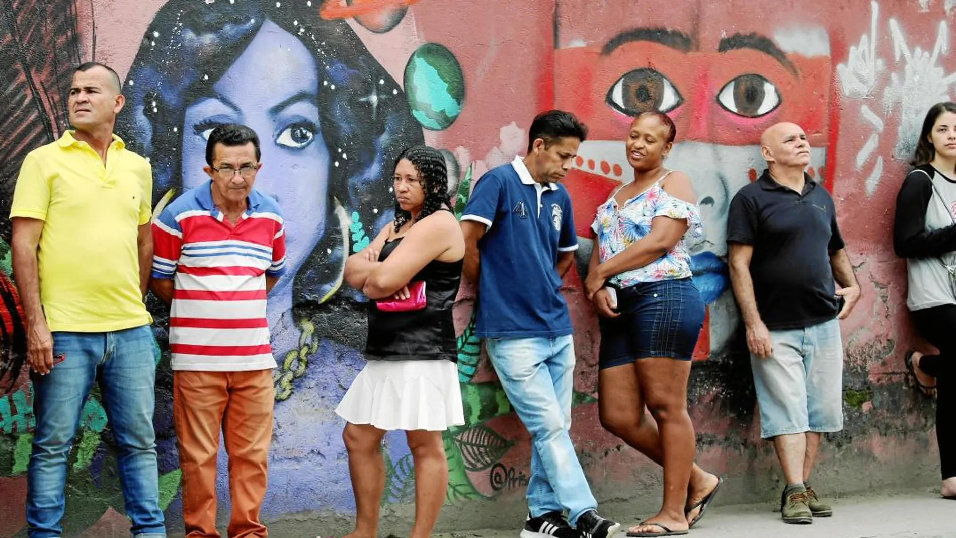 Un grupo de votantes hace cola pacientemente en un colegio electoral de Río de Janeiro, ayer