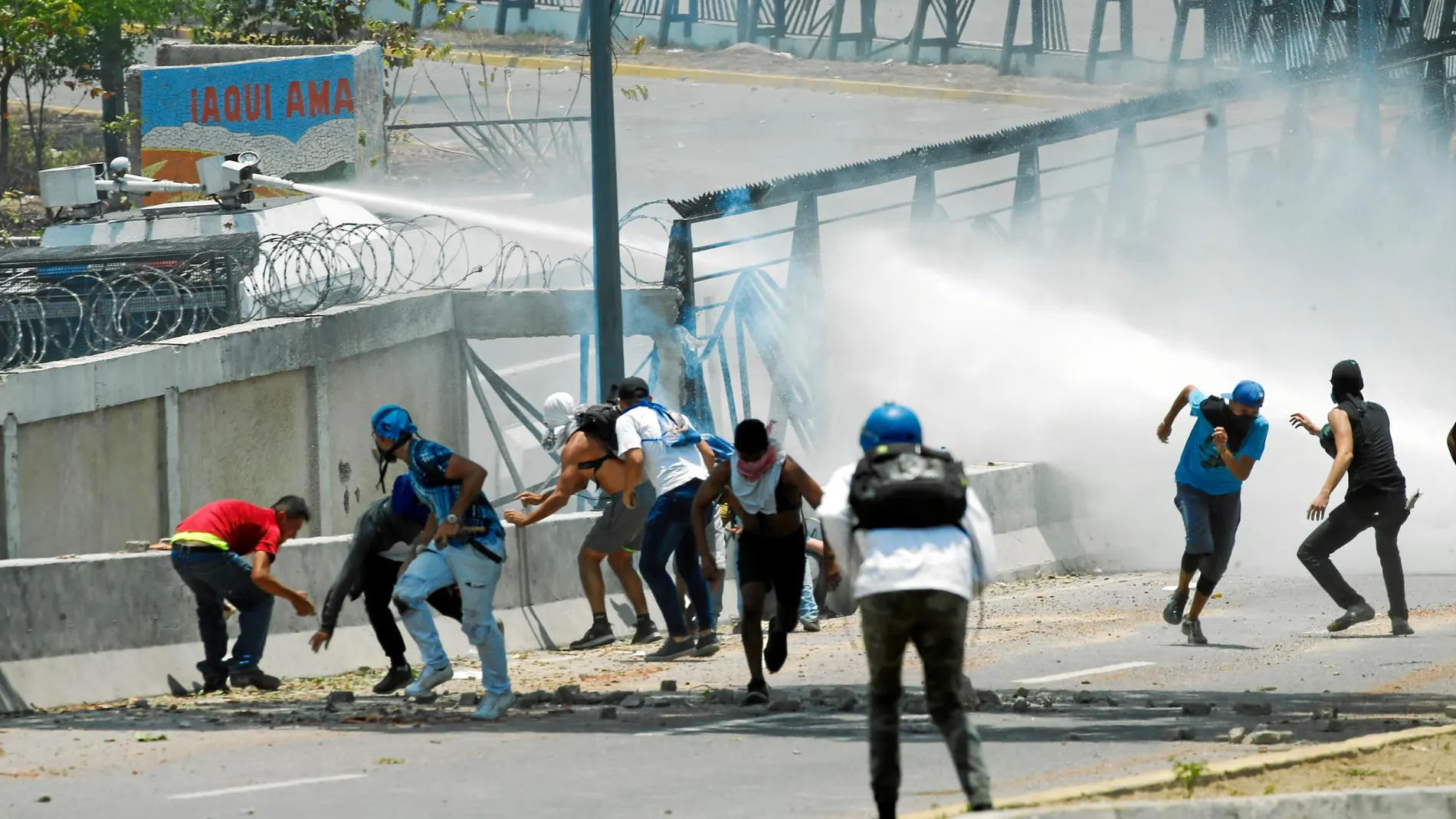 Las fuerzas chavistas repelen ayer con cañones de agua a los manifestantes en los alrededores de la base militar de de la Carlota