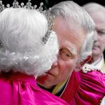 Durante el servicio de la Orden de Bath, que se celebra cada ocho años en la Abadía de Wentmister y fue en 2014, la Reina delegó por primera vez en su Maestro Mayor, el príncipe Carlos, la gran carga del acto que él al terminar selló con un beso