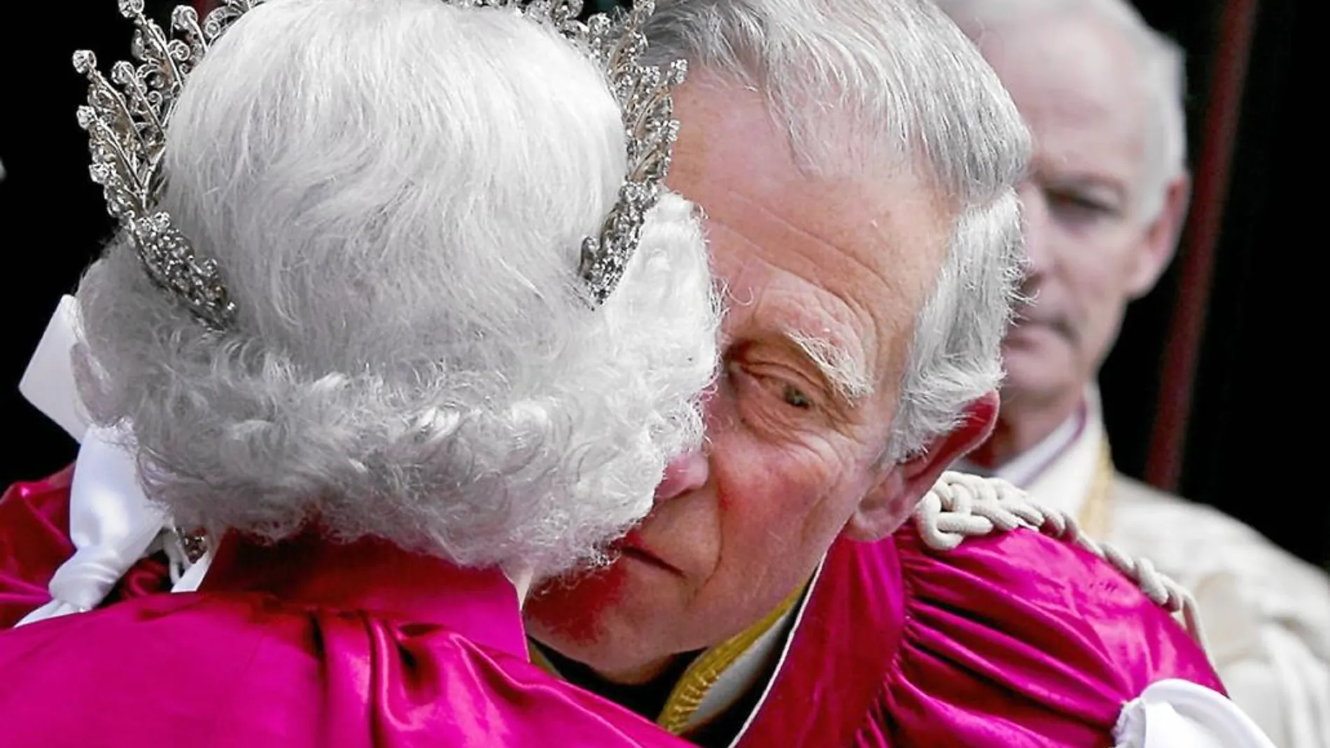 Durante el servicio de la Orden de Bath, que se celebra cada ocho años en la Abadía de Wentmister y fue en 2014, la Reina delegó por primera vez en su Maestro Mayor, el príncipe Carlos, la gran carga del acto que él al terminar selló con un beso