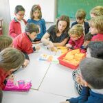 Los alumnos de 3º de Primaria del colegio Gabriela Mistral aprenden matemáticas de manera lúdica. Utilizan tablas de valor posicional para entender la parte abstracta de la materia