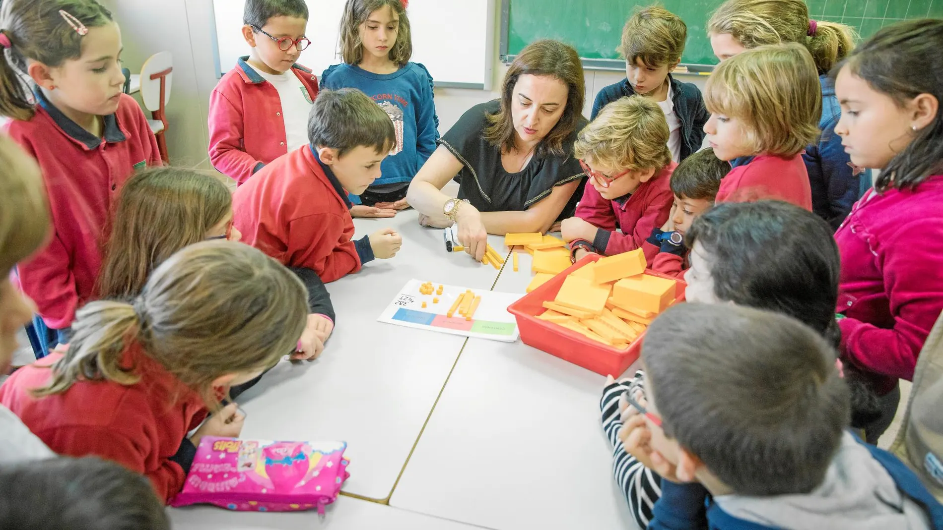 Los alumnos de 3º de Primaria del colegio Gabriela Mistral aprenden matemáticas de manera lúdica. Utilizan tablas de valor posicional para entender la parte abstracta de la materia