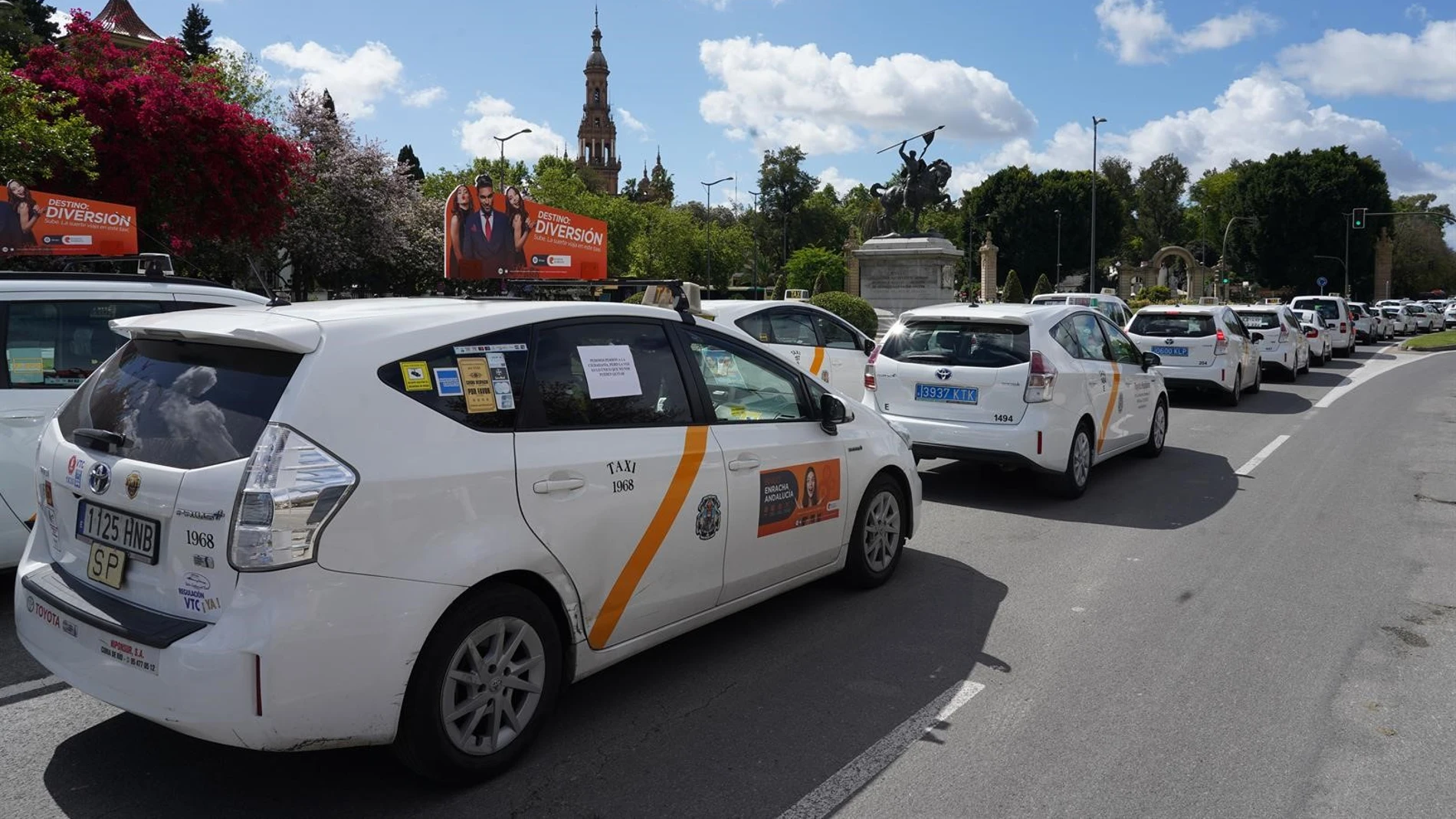 Una caravana de taxistas en Sevilla
