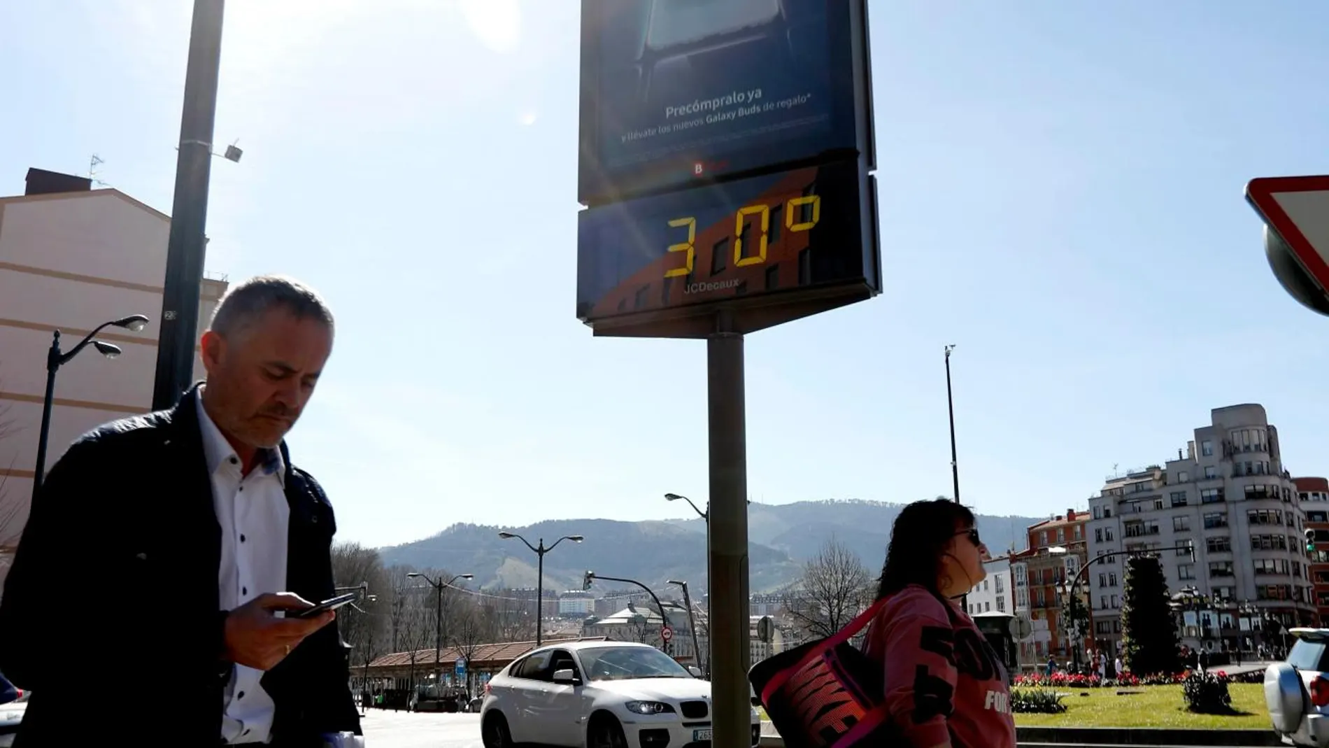 Un termómetro marca 30ºC en Bilbao / Foto: Efe