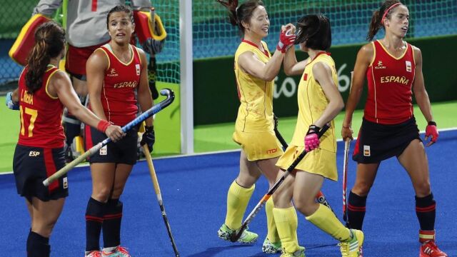 Las jugadores chinas celebran un gol ante las jugadoras españolas