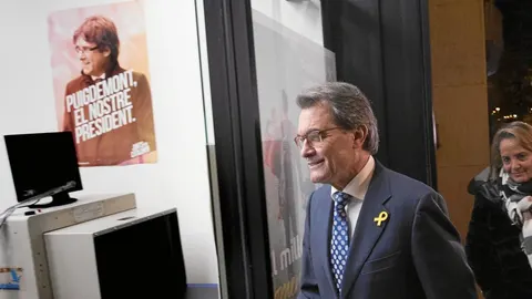 Artur Mas, ayer durante su comparecencia en la sede del PDeCAT en Barcelona acompañado por su mujer