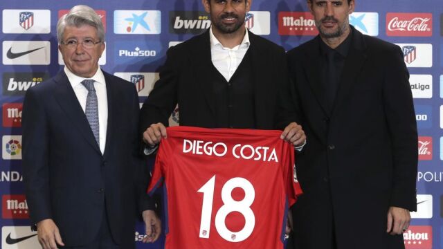 El jugador hispanobrasileño Diego Costa, c., acompañado por el presidente del Atlético de Madrid, Enrique Cerezo, iz., y por el director deportivo del euipo colchonero, José Luis Pérez Caminero, d., durante su presentación como nuevo fichaje del Atlético de Madrid hoy en el estadio Wanda Metropolitano