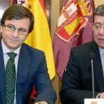 El presidente del Colegio Oficial de Farmacéuticos de Burgos, Miguel López de Abechuco, junto al de la Diputación de Burgos, César Rico