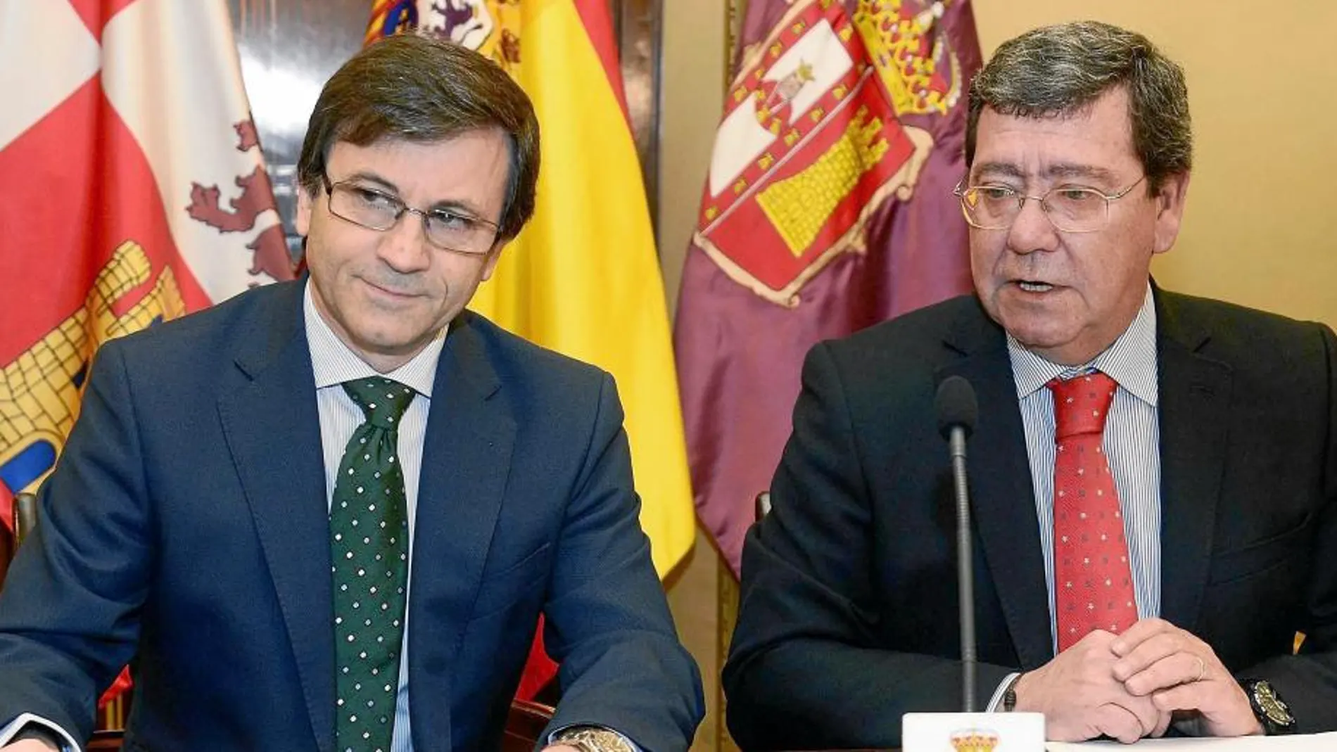 El presidente del Colegio Oficial de Farmacéuticos de Burgos, Miguel López de Abechuco, junto al de la Diputación de Burgos, César Rico