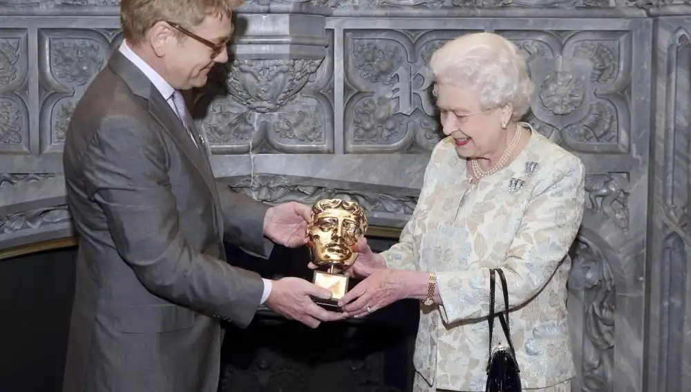 La reina Isabel II de Inglaterra recibe el premio honorífico Bafta en el castillo de Windsor de manos del actor Kenneth Branagh