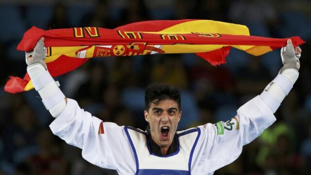 Joel González posa con la bandera española tras conseguir una medalla