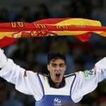 Joel González posa con la bandera española tras conseguir una medalla