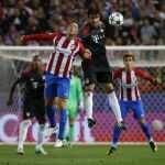 El delantero del Atlético de Madrid Fernando Torres (d) junto al jugador del Bayer M., Javi Martinez