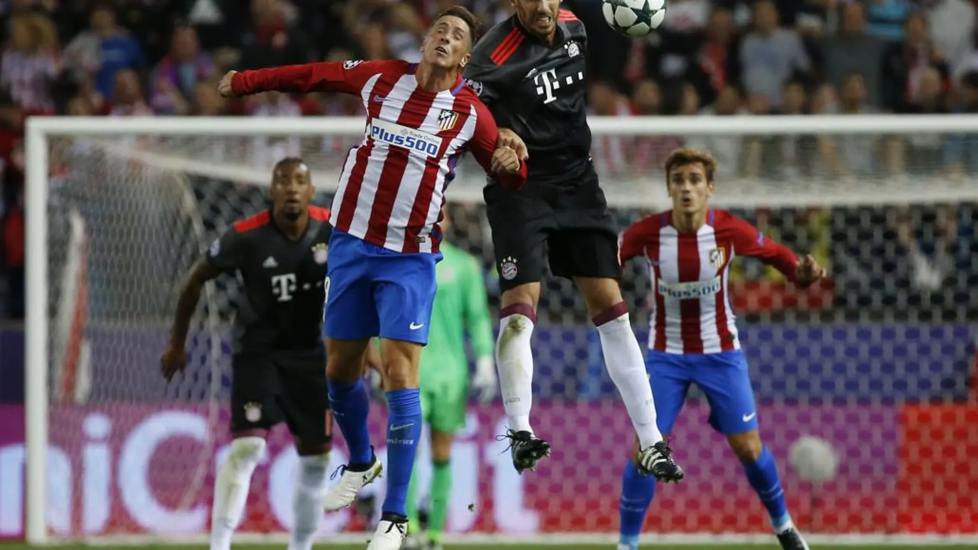 El delantero del Atlético de Madrid Fernando Torres (d) junto al jugador del Bayer M., Javi Martinez