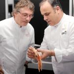 El cocinero Andoni Luis Adúriz presta atención al proceso de Ángel León