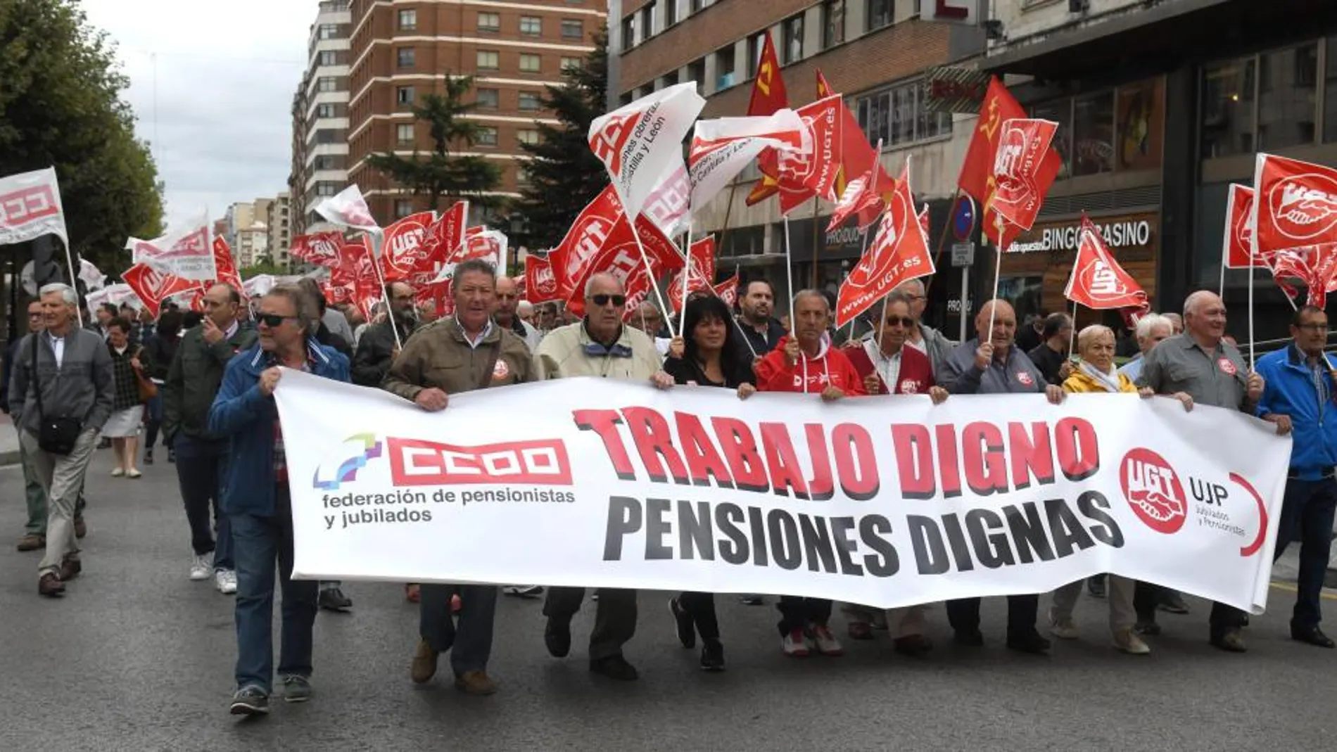 Protesta de los pensionistas por las calles de Burgos para reclamar una jubilación mínima que supere los mil euros