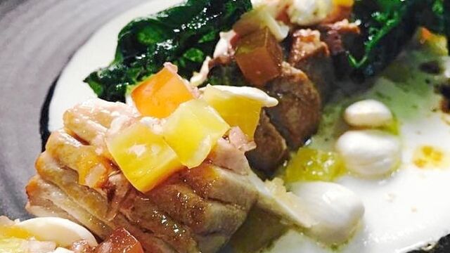 Ventresca de bonito con crema de ajo blanco