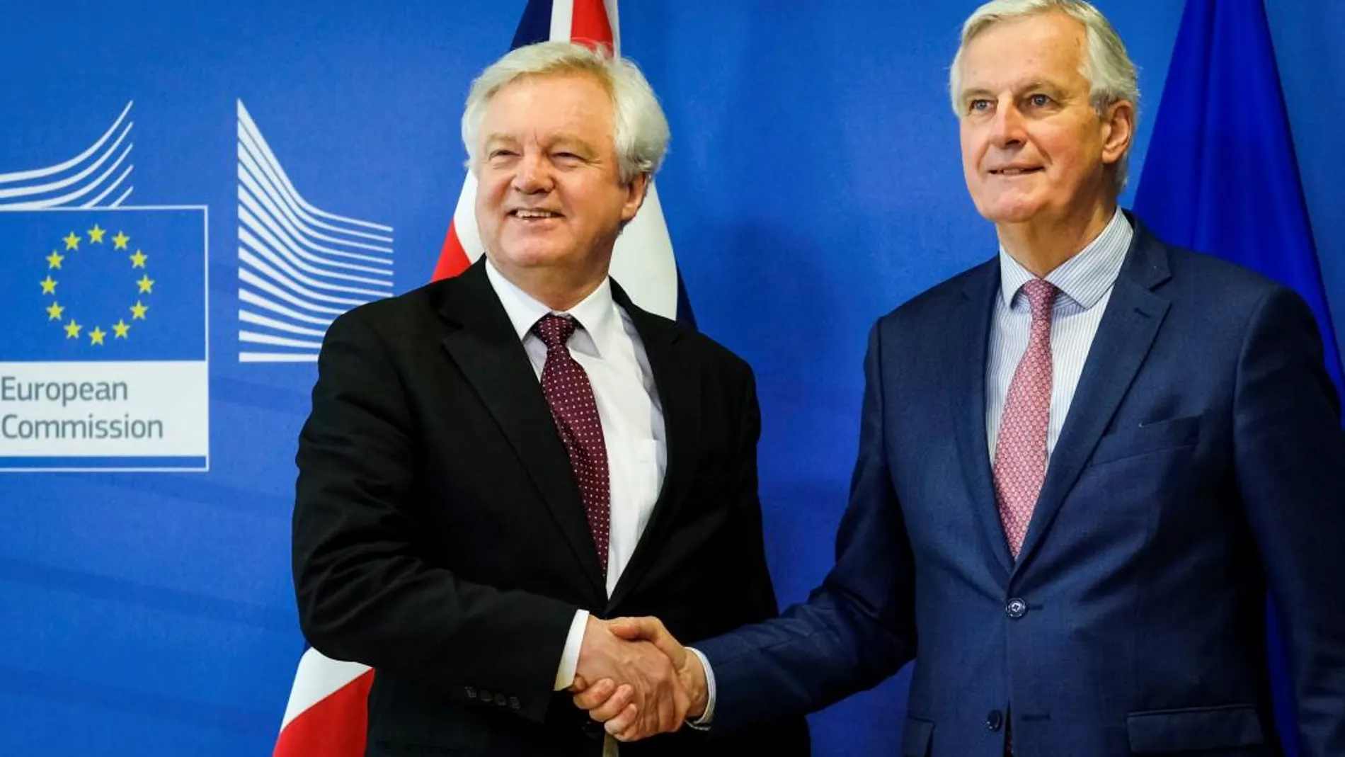 El jefe negociador de la Unión Europea (UE) para el "brexit", Michel Barnier (d), junto al ministro para la salida del Reino Unido de la UE, David Davis