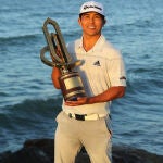 Kurt Kitayama posando con el trofeo