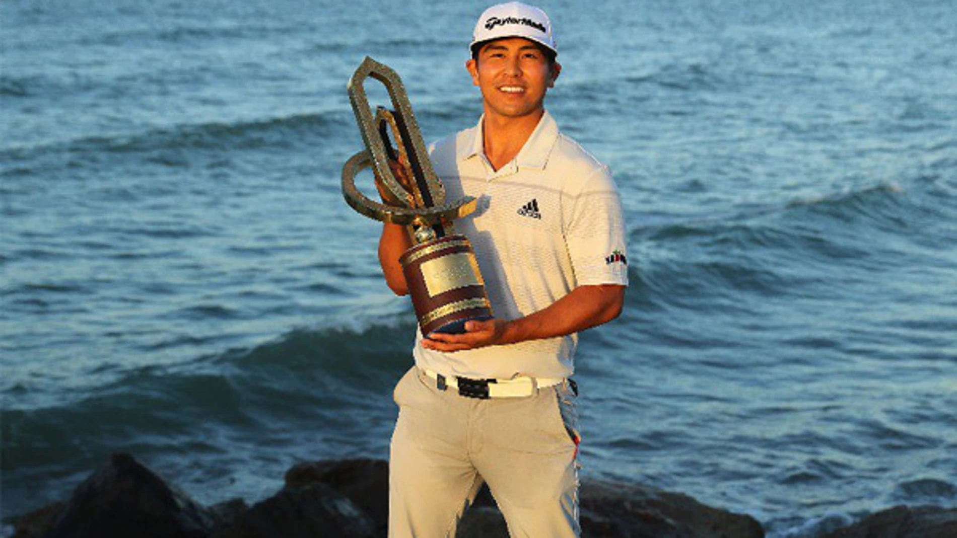 Kurt Kitayama posando con el trofeo