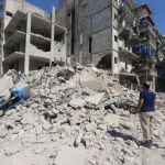 Un hombre contempla los escombros de edificios bombardeados en Aleppo el pasado 16 de julio
