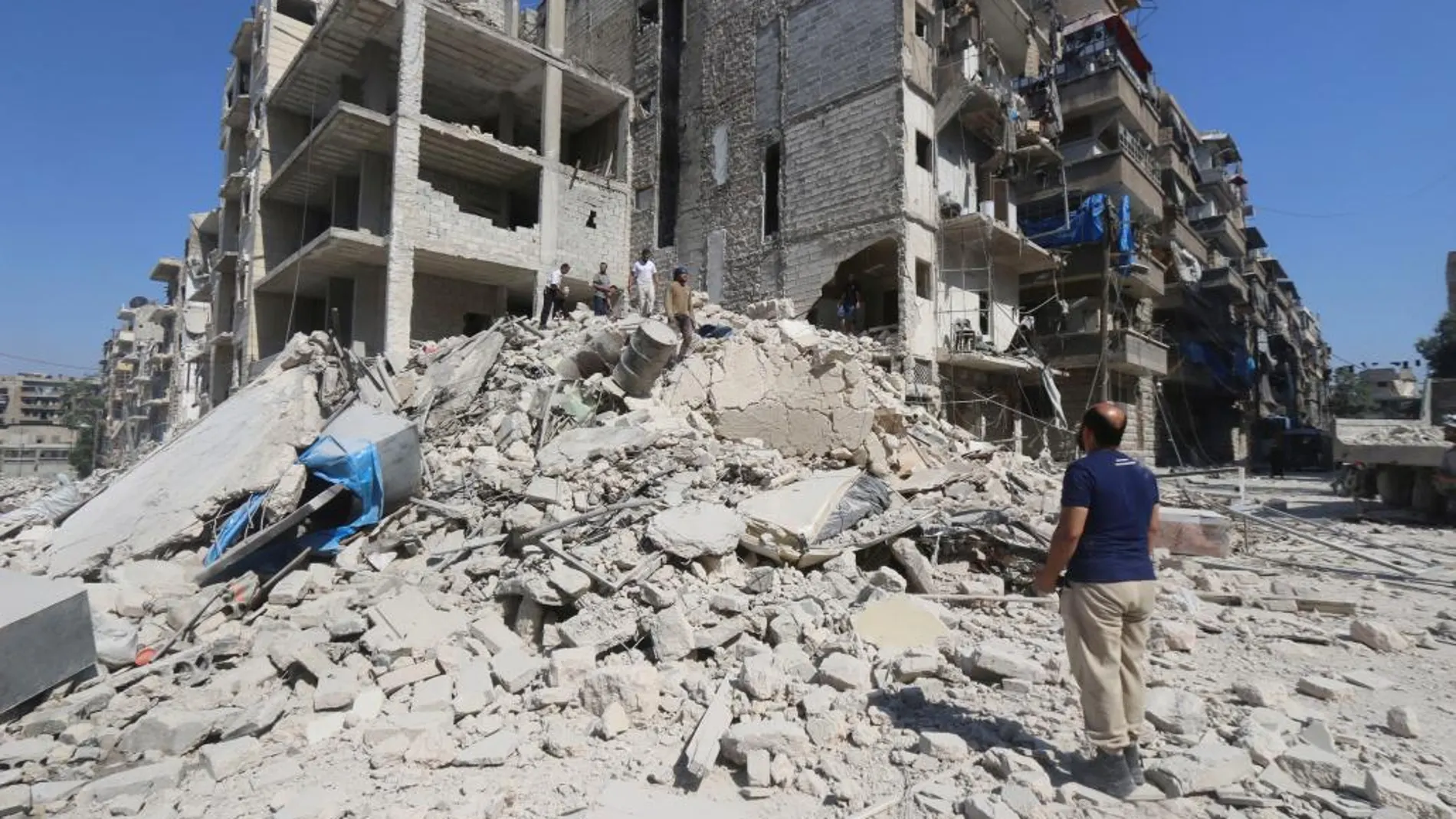 Un hombre contempla los escombros de edificios bombardeados en Aleppo el pasado 16 de julio