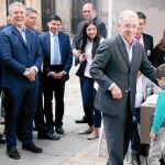 El ex presidente Álvaro Uribe y el candidato de su partido, Iván Duque (a la izquierda), sonríen tras depositar su voto
