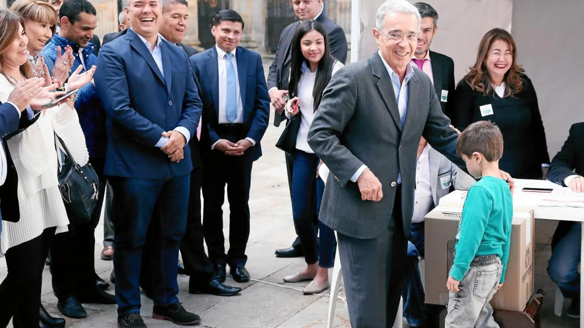 El ex presidente Álvaro Uribe y el candidato de su partido, Iván Duque (a la izquierda), sonríen tras depositar su voto