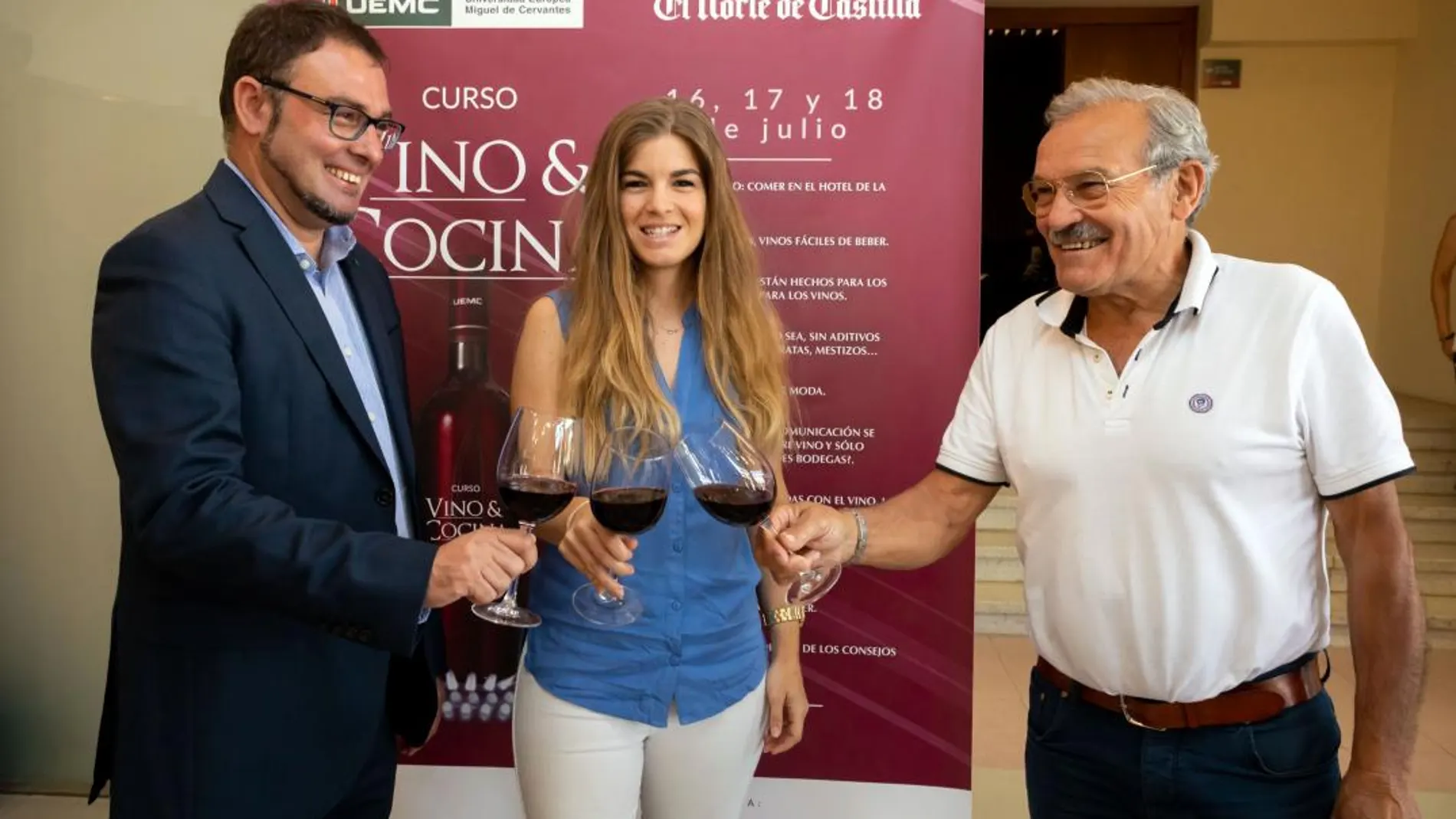 José Luis Prada (Bodegas Prada a Tope) (D), y Virginia Villanueva (Ruta Ribera del Duero), moderados por el director de la agencia Ical, Luis Miguel Torres, intervienen en la mesa redonda “Comer en el hotel de la bodega” dentro del curso 'Vino y cocina' de la Universidad Europea Miguel de Cervantes (UEMC)