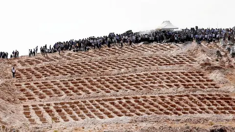 Las tumbas habilitadas para las víctimas del atentado, rodeadas de familiares y amigos, ayer en Gaziantep