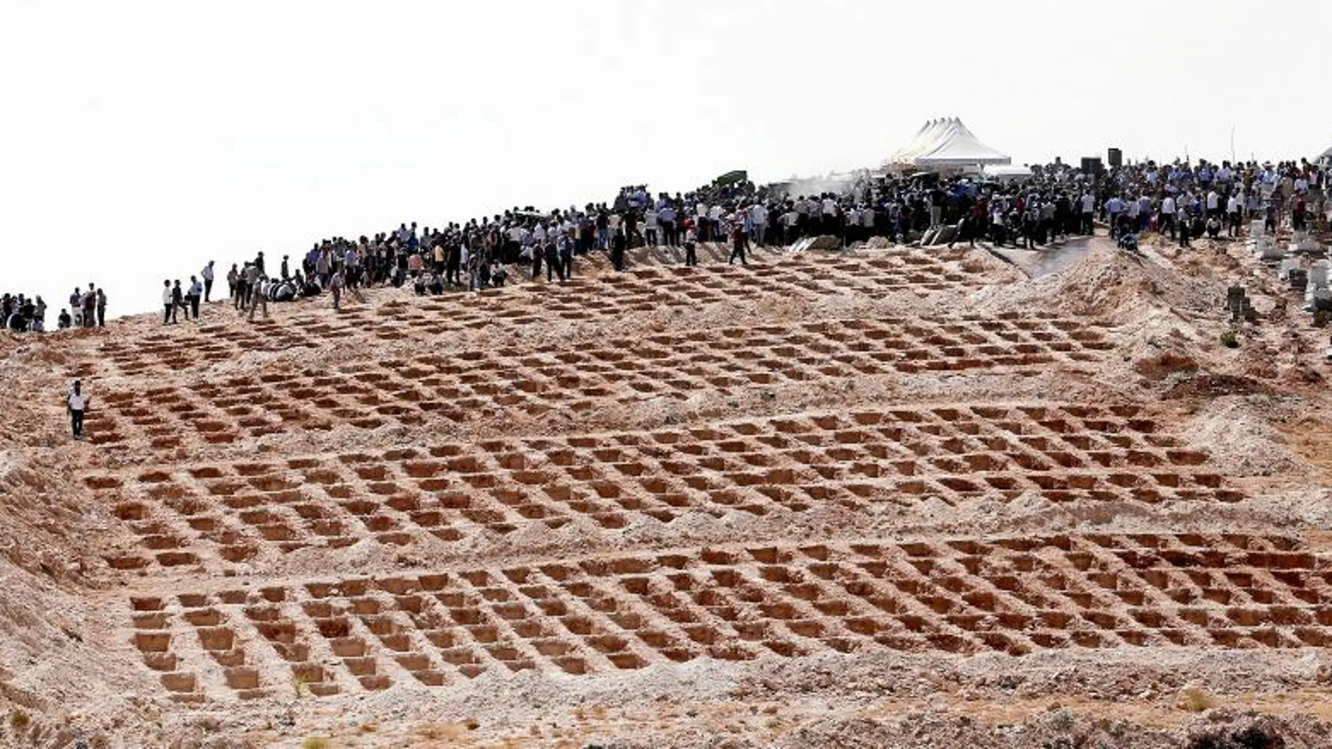 Las tumbas habilitadas para las víctimas del atentado, rodeadas de familiares y amigos, ayer en Gaziantep