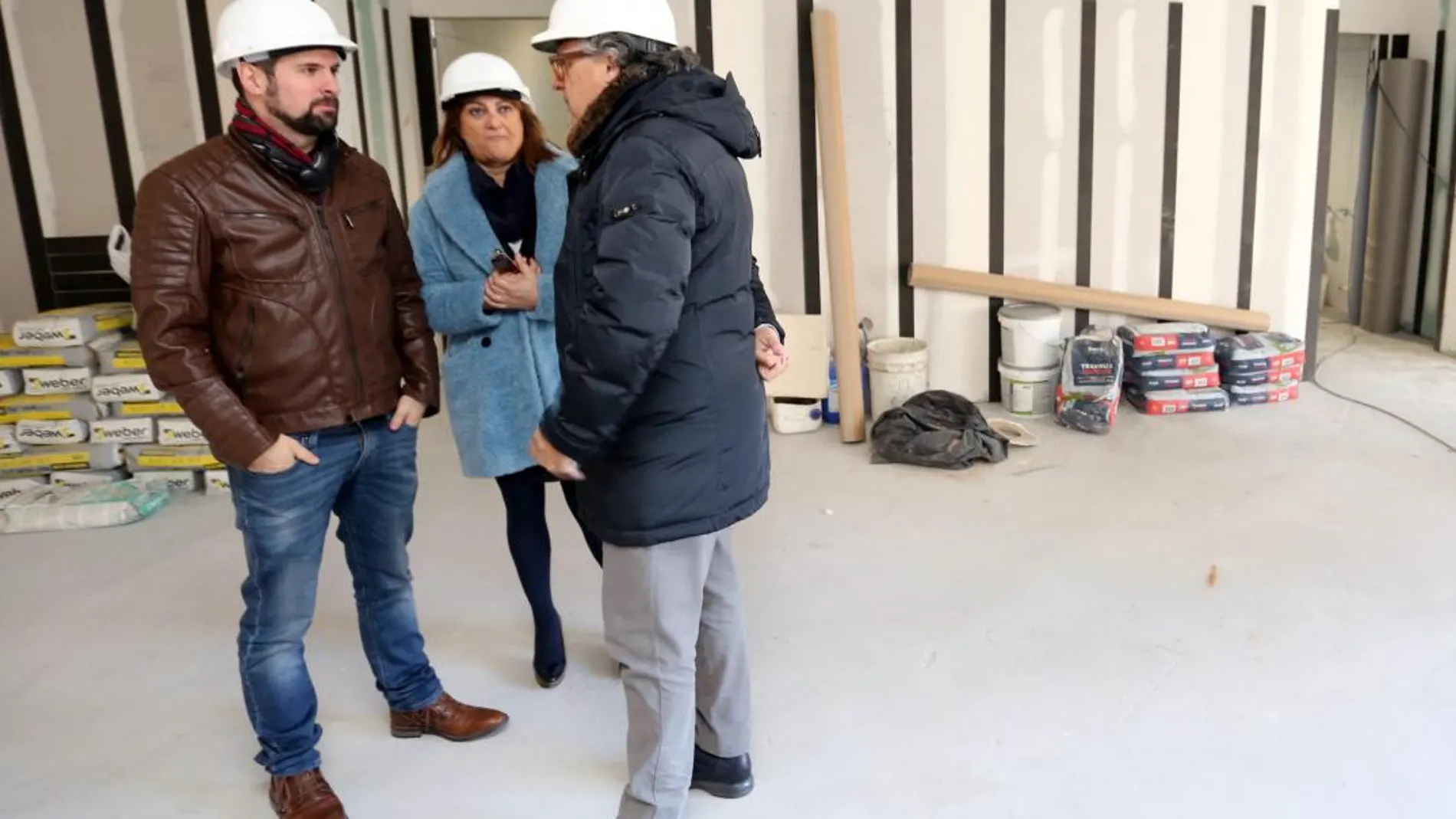 Luis Tudanca y Teresa López conversan con el responsable de las obras