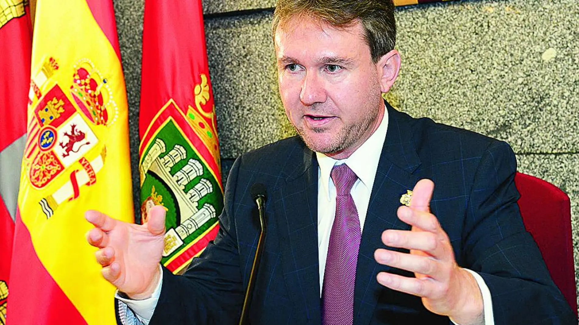 El alcalde de Burgos, Javier Lacalle, explica el nuevo acuerdo de la Mesa del Diálogo Social