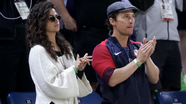 Actor Matthew McConaughey y su esposa Camila Alves